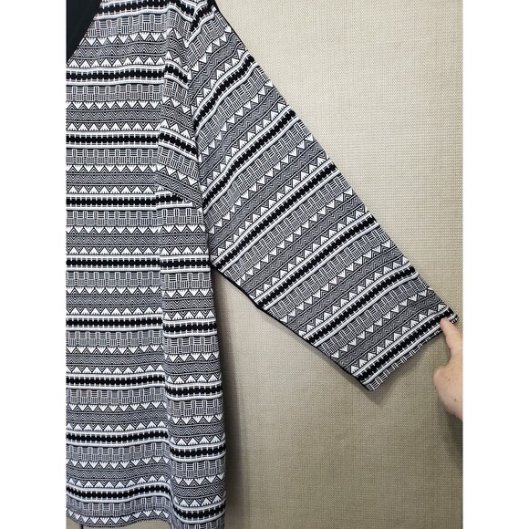 Susan Graver LiquidKnit Geo Print V-Neck Tunic w/Button Detail Size 3X - Picture 2 of 8